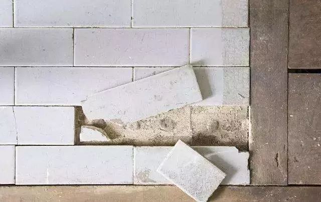 墙砖起拱翘起怎么处理好呢(墙砖起拱翘起怎么处理好呢图片)